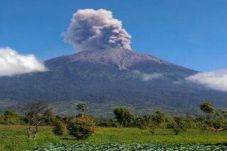 Gunung Kerinci Semburkan...