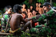 TNI Obati Warga Suku...
