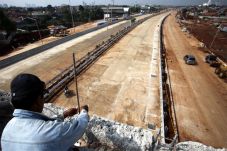 Percepatan Proyek Jalan...