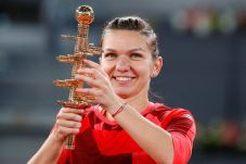 Simona Halep Rebut Gelar...