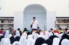 HT Ajak Santri Bangun...
