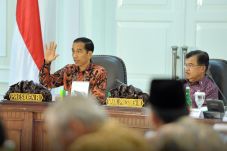 Jokowi Tuntut Menteri...
