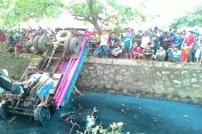 Truk Tangki Air Tercebur...