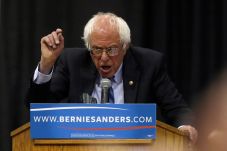Sanders Terus Pepet...