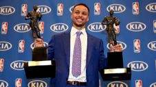 Stephen Curry Pertahankan...