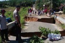 Diterjang Banjir Bandang,...