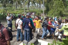 Tolak Pembangunan Bandara,...