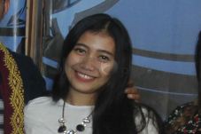 Terlalu Sering Senyum-Senyum,...