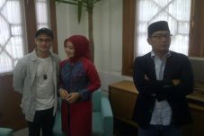 Istri Selfie dengan...