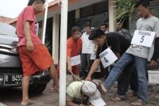 Tunjukkan Kemaluan,...