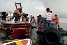 Speedboat vs Kapal Petrosea,...