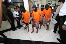 Baku Tembak dengan Polisi,...
