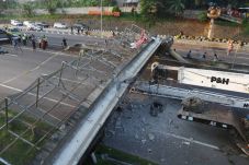 JPO Tol Ambruk, Pengamat:...