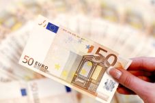 Maluku Lebih Suka Euro...