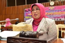 Istri Ade Komarudin...