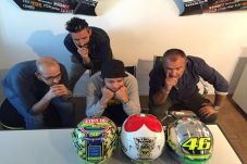 Rossi Pusing Pilih Helm...