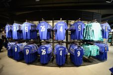 Chelsea Gandeng Nike...