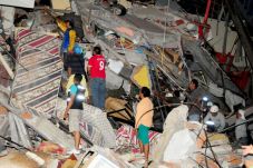 Gempa Kembali Guncang...