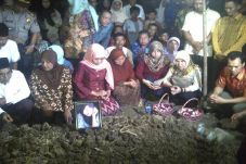 Mensos Ziarah ke Makam...