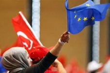 Cameron: Turki Bisa...
