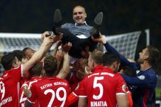 Rebut Trofi DFB Pokal,...