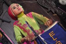Kebanjiran Job Menyanyi