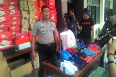 Pedagang 2 Ribu Sepatu...