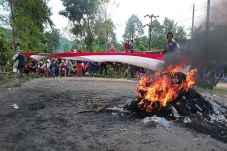 Diblokir Warga, Jalan...