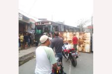 Bus Rindam Jaya Tabrak...