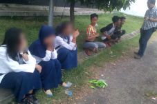 Bolos Sekolah, 3 Siswi...