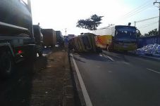 Truk Raskin Terguling,...