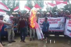 Warga Kota Sorong Bakar...