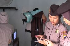 Pasangan Mesum Menangis...