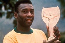 Pele Bakal Lelang Trofi...
