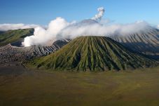 Gunung Bromo Keluarkan...