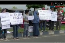 Mahasiswa Desak Pemerintah...
