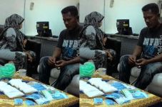 Wanita Berhijab Sembunyikan...