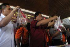 Umpankan Istri, Perampok...