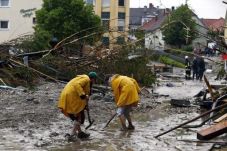 Banjir Bandang Terjang...