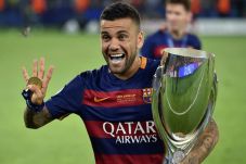 Dani Alves Teken Kontrak...