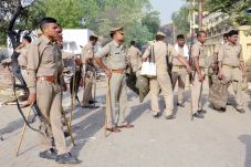 Polisi India Bentrok...