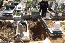 Batu Nisan Makam Berusia...