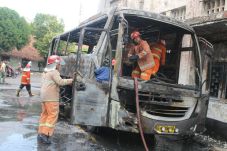 Bus Piknik Ludes Terbakar...