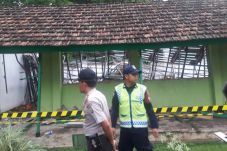 Sebelum Atap Gedung...
