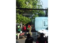 Bus Transjakarta Terbalik,...