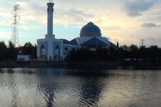 Terletak di Tengah Danau,...