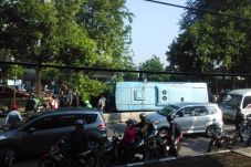 Bus Transjakarta Terguling,...