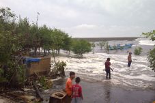 Ombak Besar di Pantai...
