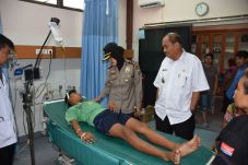 Puluhan Warga Tebing...