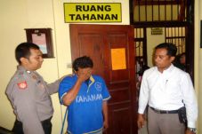 Jenguk Teman di Rutan...